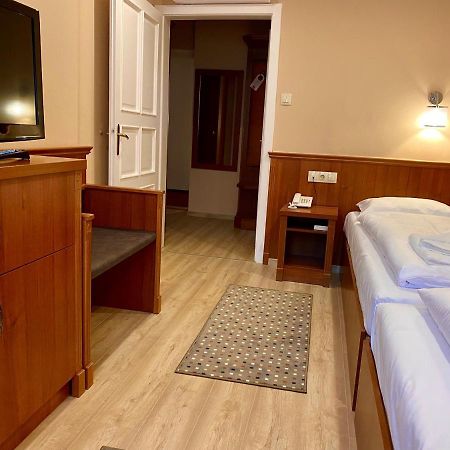 Borostyan Panzio Hotel Kaposvár Buitenkant foto