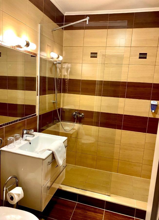 Borostyan Panzio Hotel Kaposvár Buitenkant foto