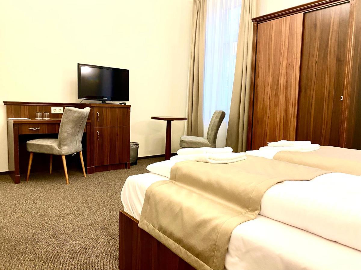 Borostyan Panzio Hotel Kaposvár Buitenkant foto