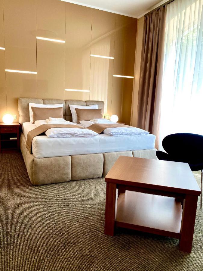 Borostyan Panzio Hotel Kaposvár Buitenkant foto