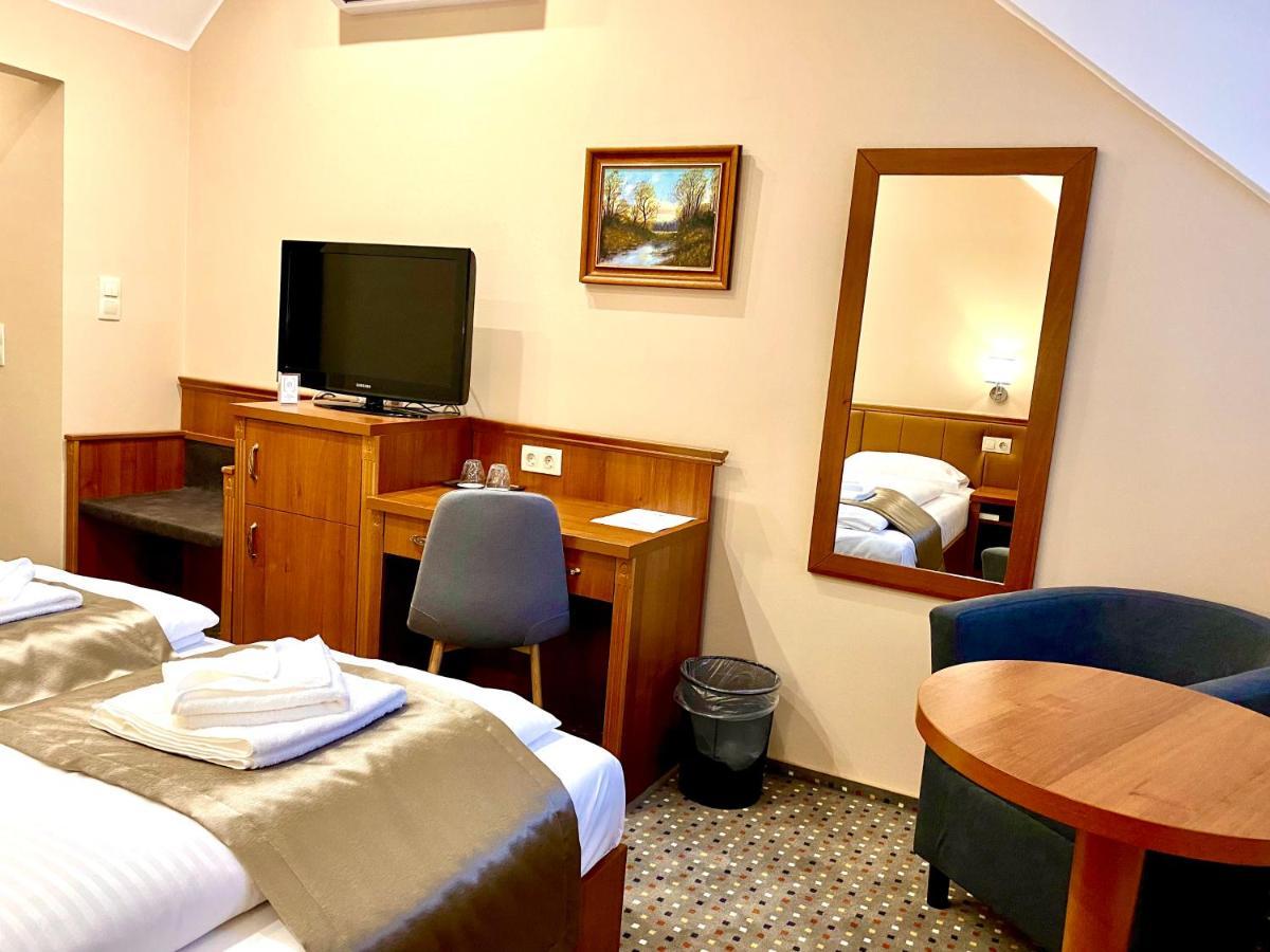 Borostyan Panzio Hotel Kaposvár Buitenkant foto