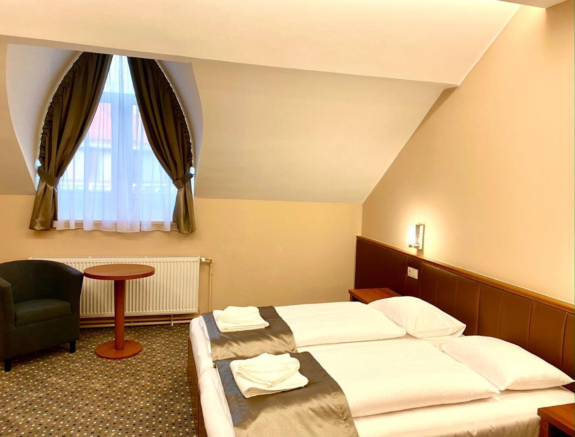 Borostyan Panzio Hotel Kaposvár Buitenkant foto