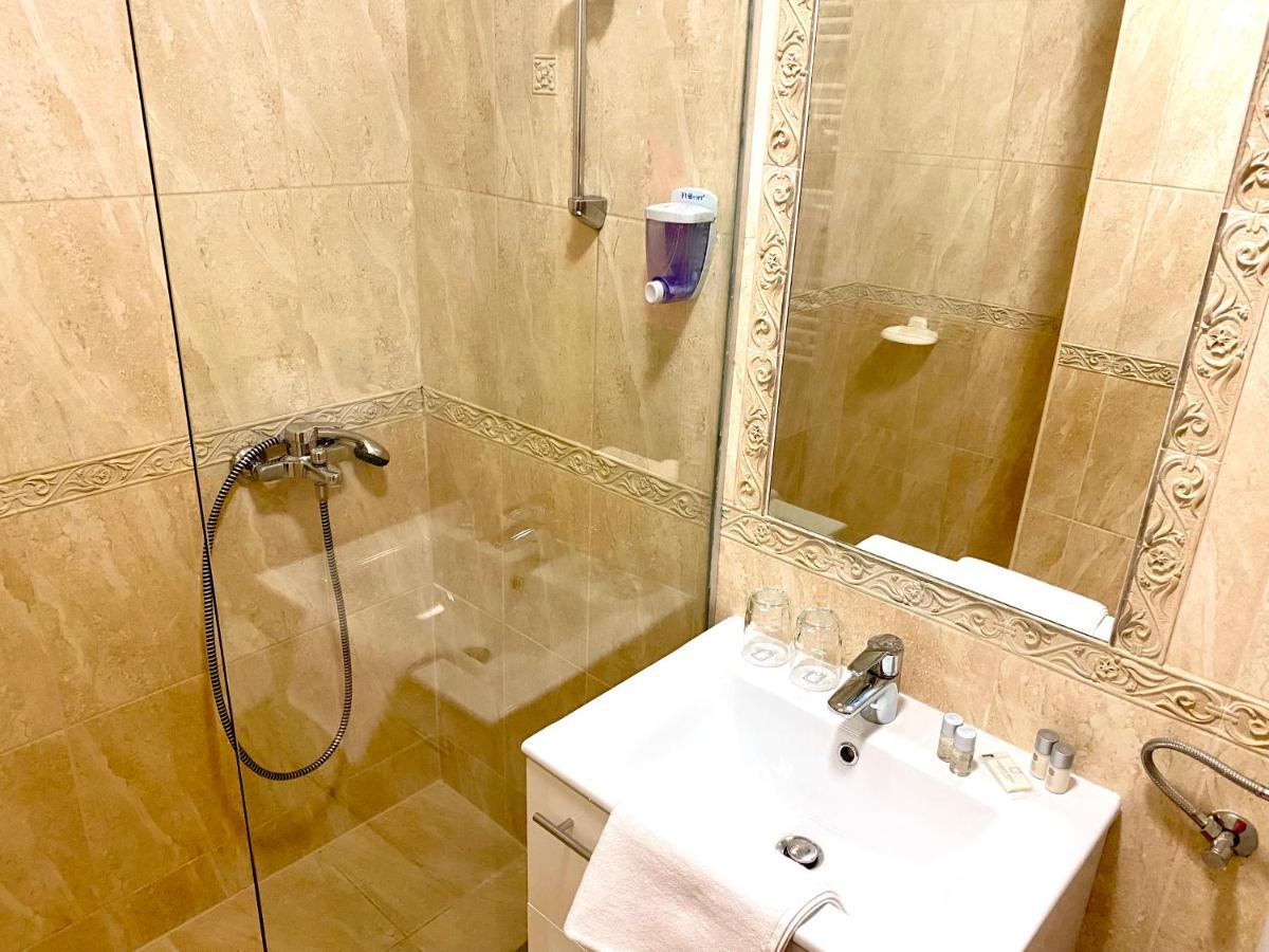 Borostyan Panzio Hotel Kaposvár Buitenkant foto