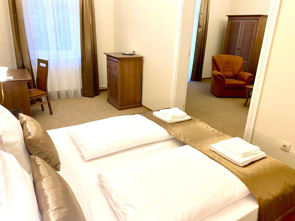 Borostyan Panzio Hotel Kaposvár Buitenkant foto