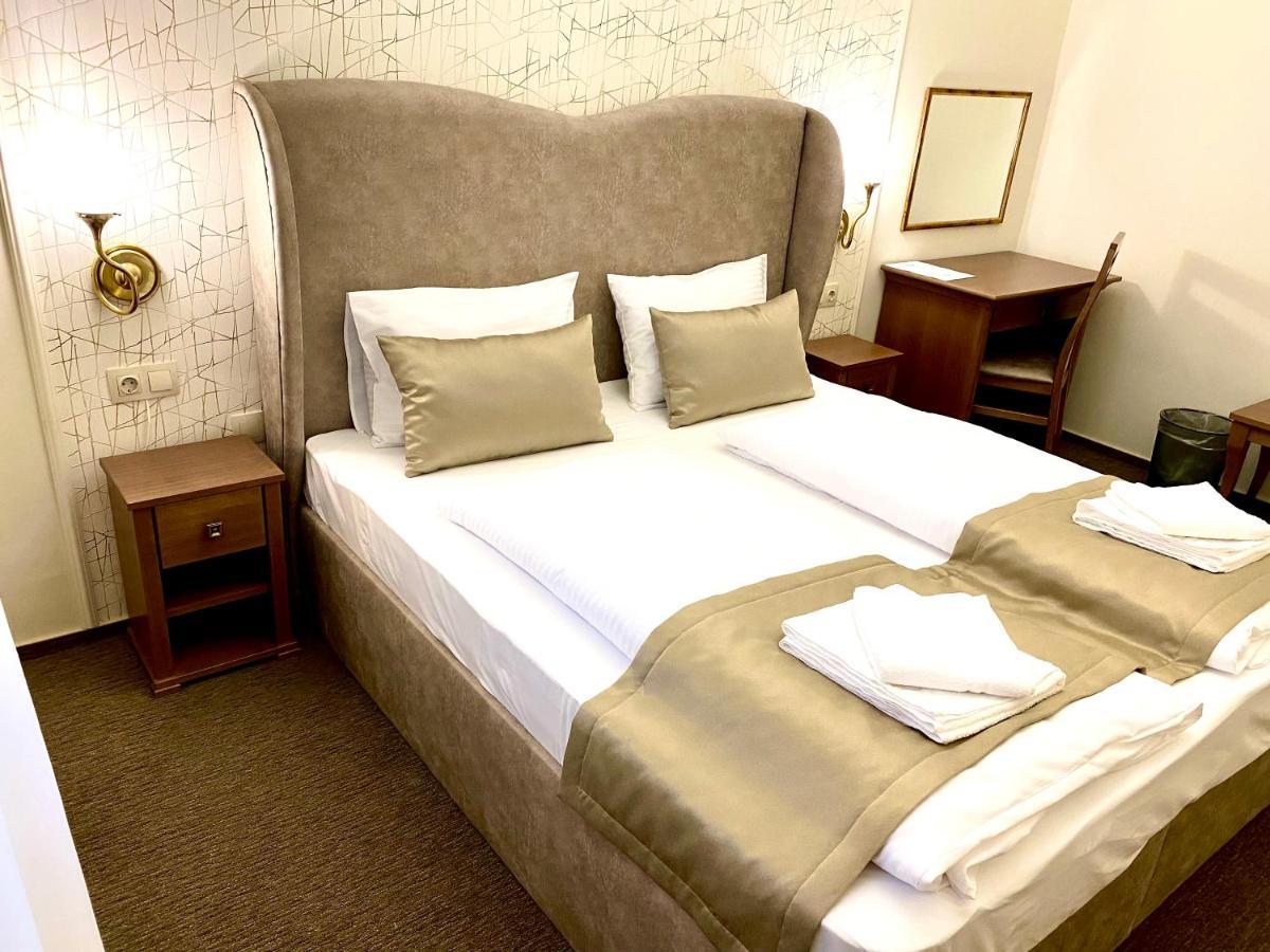 Borostyan Panzio Hotel Kaposvár Buitenkant foto