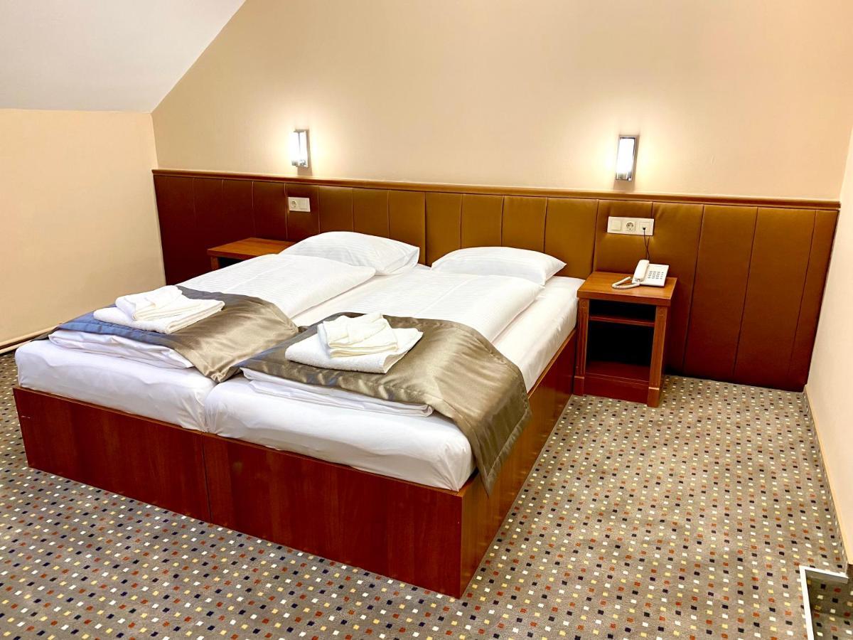 Borostyan Panzio Hotel Kaposvár Buitenkant foto