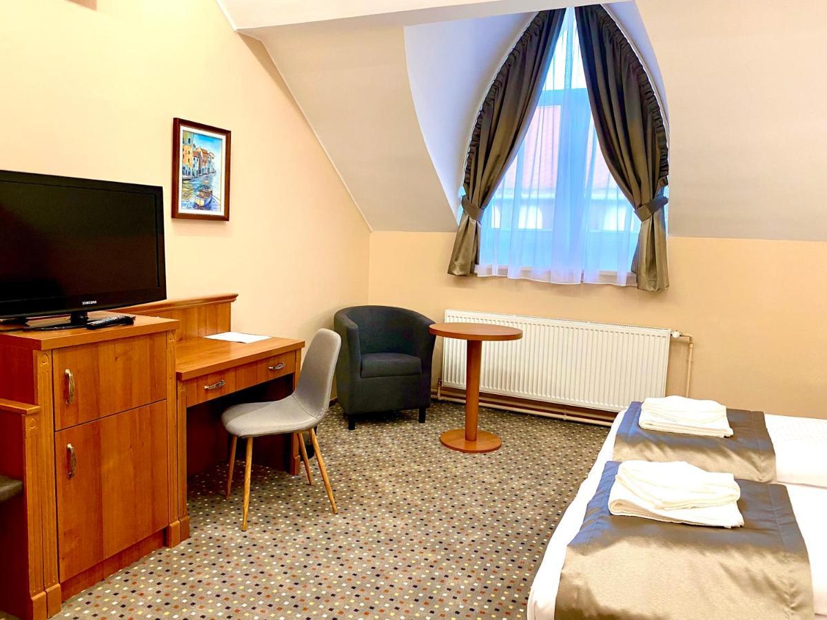 Borostyan Panzio Hotel Kaposvár Buitenkant foto