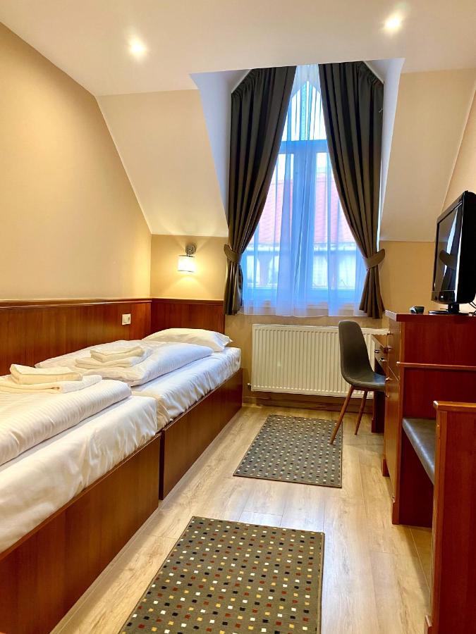 Borostyan Panzio Hotel Kaposvár Buitenkant foto