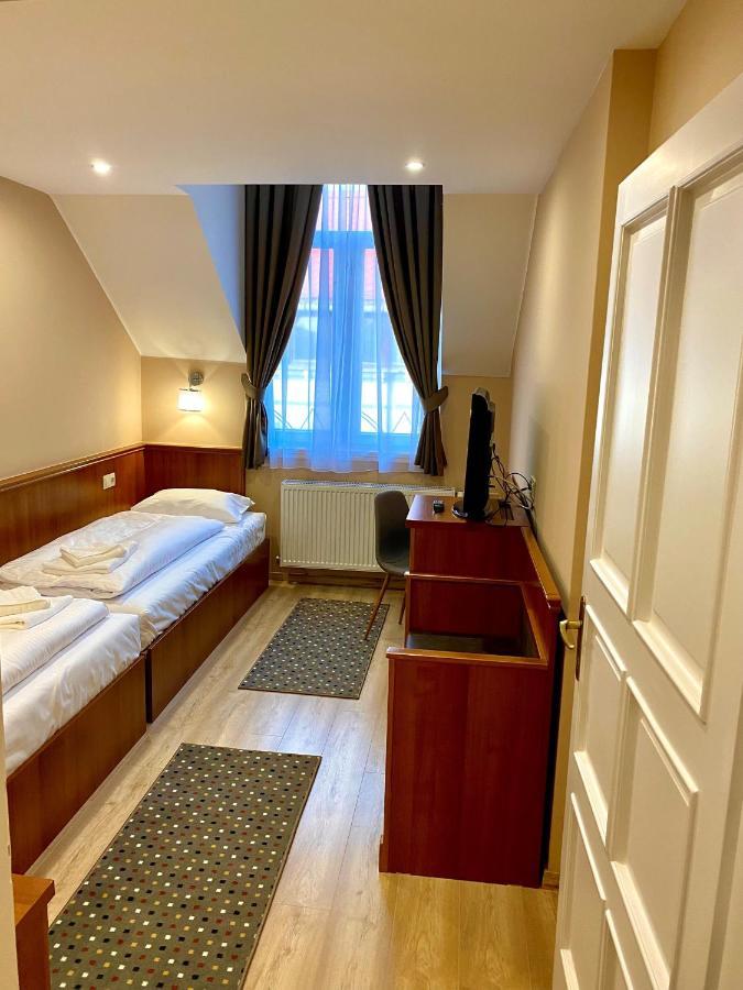 Borostyan Panzio Hotel Kaposvár Buitenkant foto